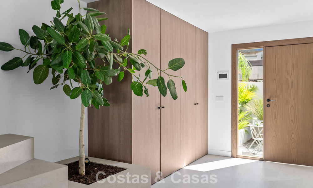 Élégante maison mitoyenne rénovée avec piscine privée à vendre à Nueva Andalucía, Marbella 804916