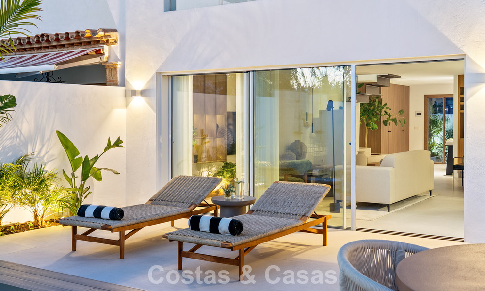 Élégante maison mitoyenne rénovée avec piscine privée à vendre à Nueva Andalucía, Marbella 804918