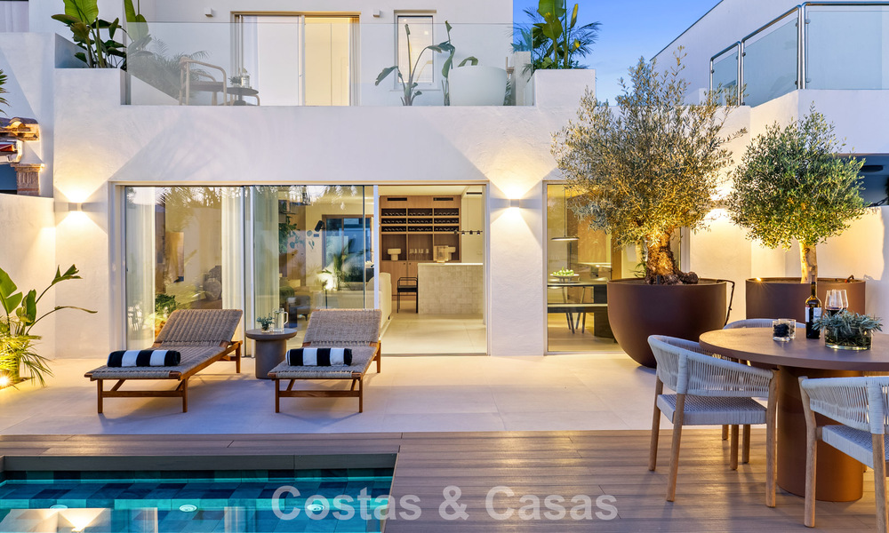 Élégante maison mitoyenne rénovée avec piscine privée à vendre à Nueva Andalucía, Marbella 804919