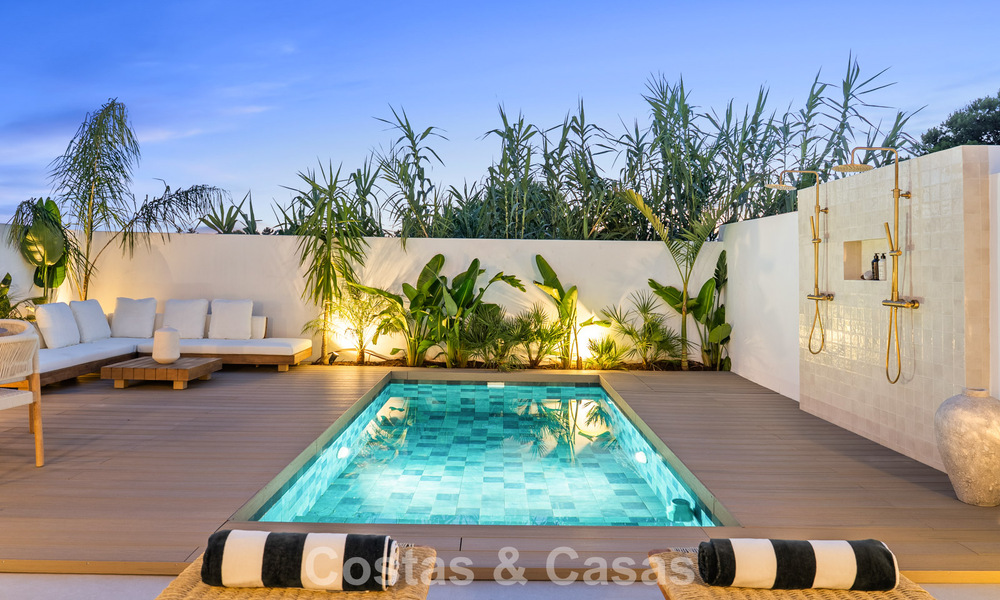 Élégante maison mitoyenne rénovée avec piscine privée à vendre à Nueva Andalucía, Marbella 804921