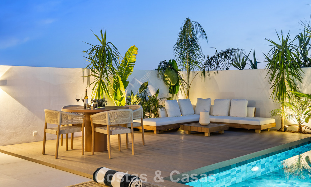 Élégante maison mitoyenne rénovée avec piscine privée à vendre à Nueva Andalucía, Marbella 804922
