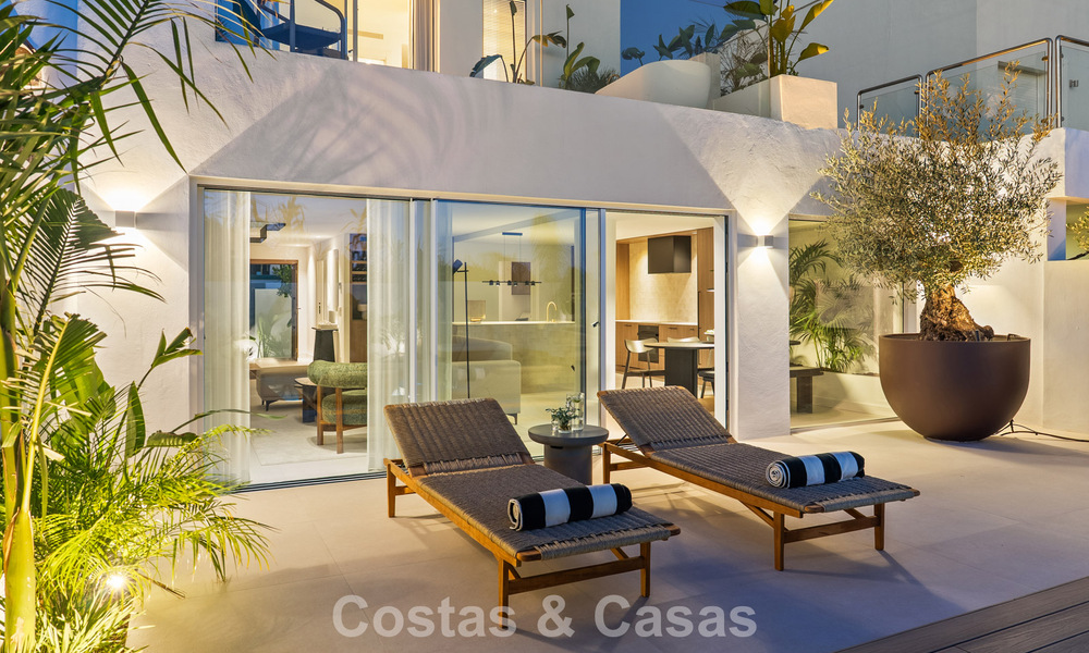 Élégante maison mitoyenne rénovée avec piscine privée à vendre à Nueva Andalucía, Marbella 804923