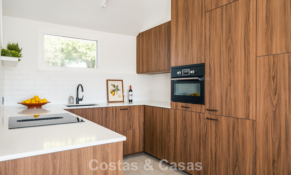 Maison mitoyenne contemporaine rénovée avec vue sur le golf et la mer à vendre sur la New Golden Mile, Marbella - Estepona 804925