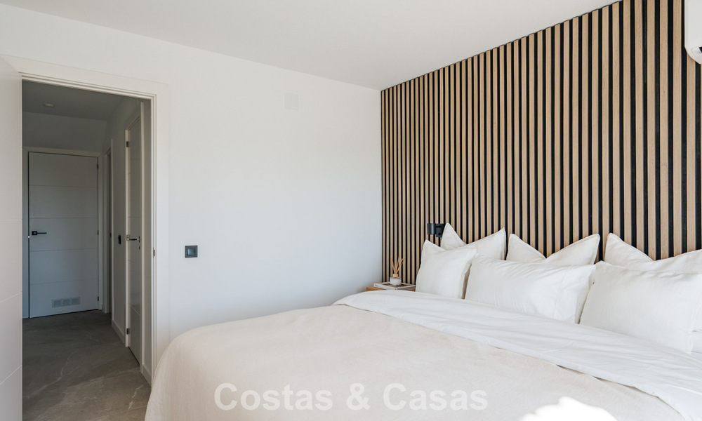 Maison mitoyenne contemporaine rénovée avec vue sur le golf et la mer à vendre sur la New Golden Mile, Marbella - Estepona 804933