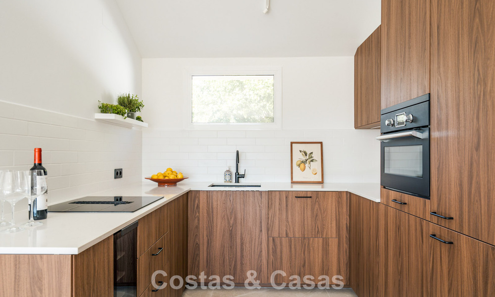 Maison mitoyenne contemporaine rénovée avec vue sur le golf et la mer à vendre sur la New Golden Mile, Marbella - Estepona 804946