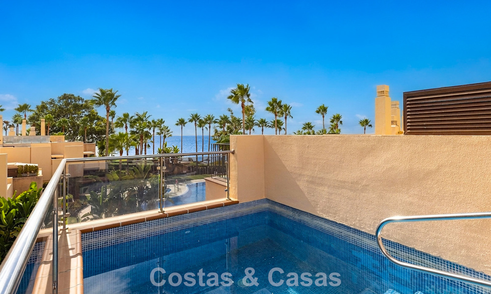 Penthouse moderne à vendre dans une résidence en première ligne de plage sur le New Golden Mile entre Marbella et Estepona 805400