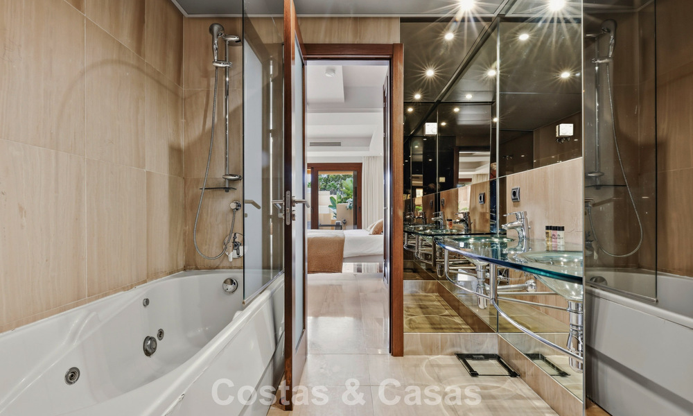 Penthouse moderne à vendre dans une résidence en première ligne de plage sur le New Golden Mile entre Marbella et Estepona 805418
