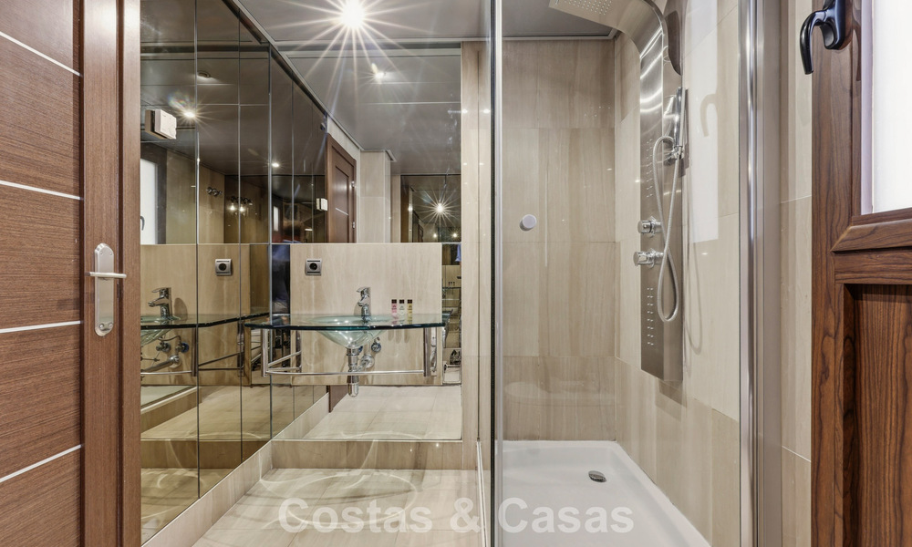 Penthouse moderne à vendre dans une résidence en première ligne de plage sur le New Golden Mile entre Marbella et Estepona 805426