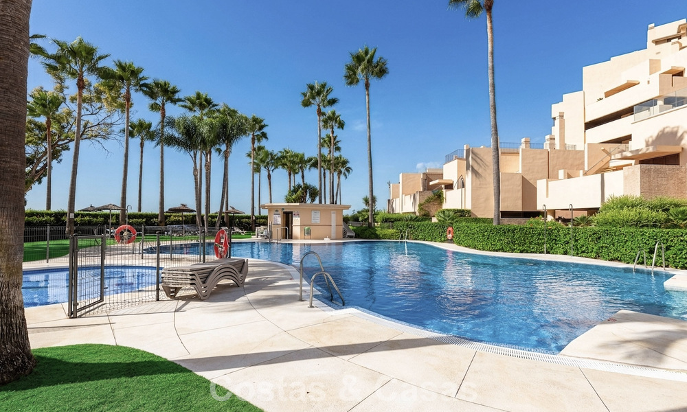 Penthouse moderne à vendre dans une résidence en première ligne de plage sur le New Golden Mile entre Marbella et Estepona 805445