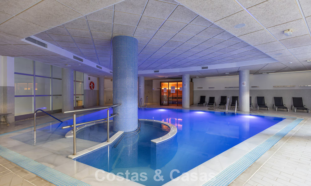 Penthouse moderne à vendre dans une résidence en première ligne de plage sur le New Golden Mile entre Marbella et Estepona 805475