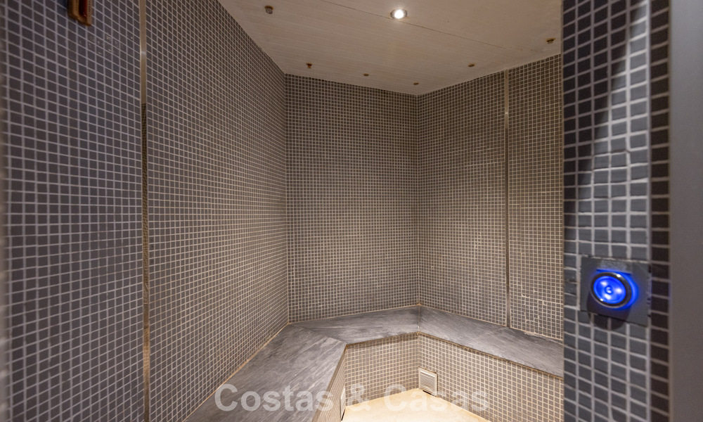 Penthouse moderne à vendre dans une résidence en première ligne de plage sur le New Golden Mile entre Marbella et Estepona 805477