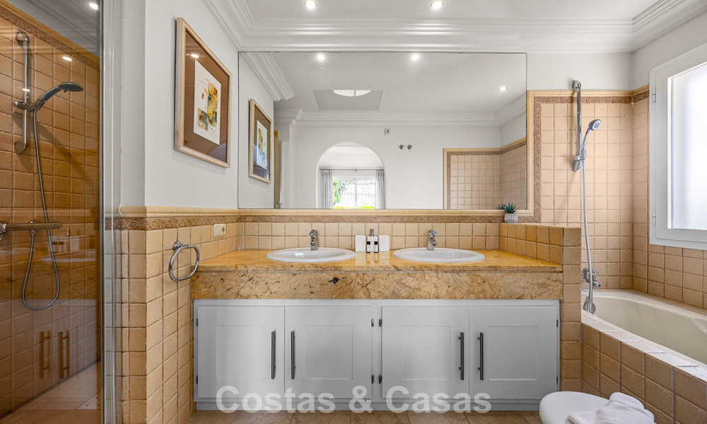 Grande villa méditerranéenne de luxe en première ligne de golf à La Quinta, Marbella - Benahavís 805554