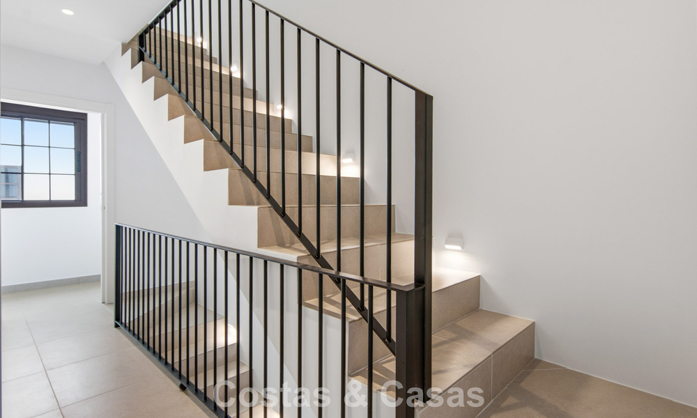 5 maisons mitoyennes exclusives à vendre dans le charmant centre historique d’Estepona 805616