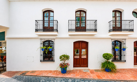 5 maisons mitoyennes exclusives à vendre dans le charmant centre historique d’Estepona 805619
