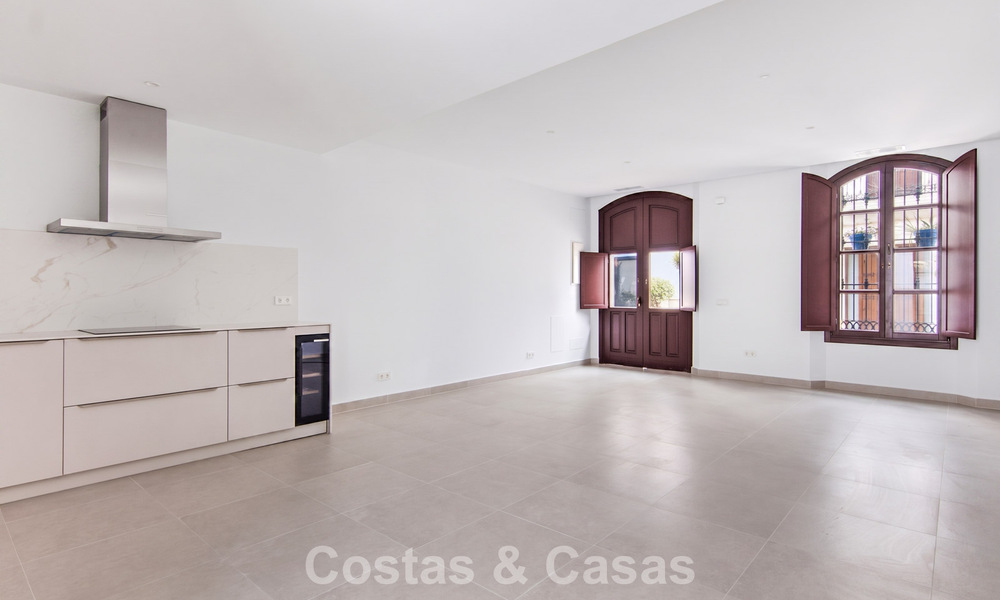 5 maisons mitoyennes exclusives à vendre dans le charmant centre historique d’Estepona 805620
