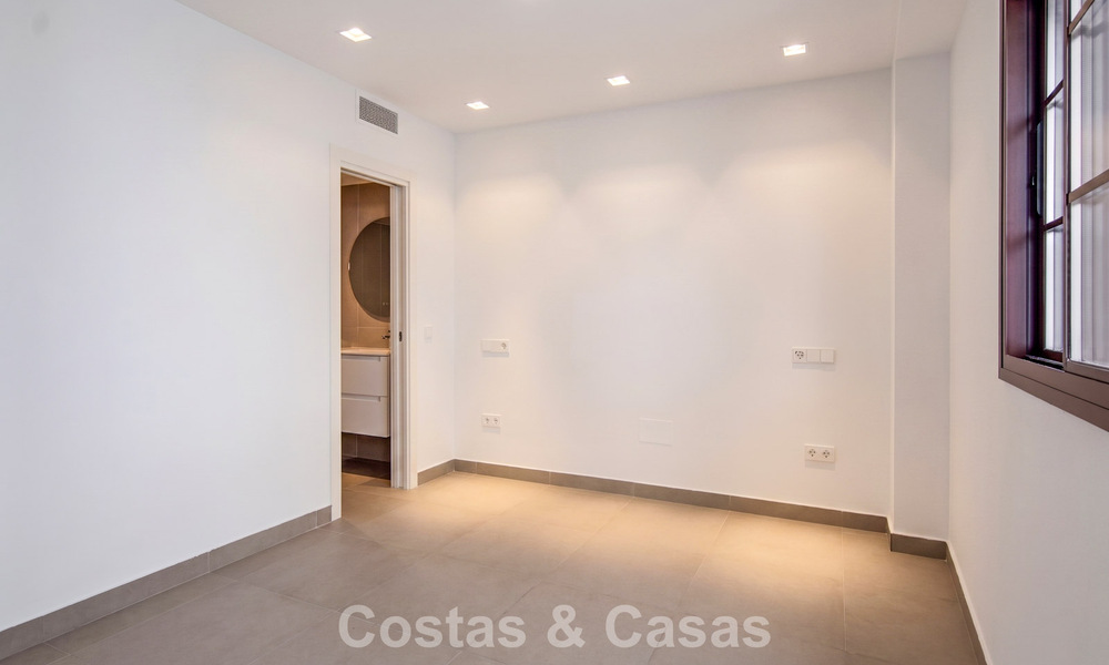 5 maisons mitoyennes exclusives à vendre dans le charmant centre historique d’Estepona 805623