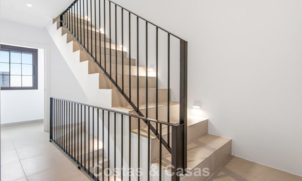 5 maisons mitoyennes exclusives à vendre dans le charmant centre historique d’Estepona 805628