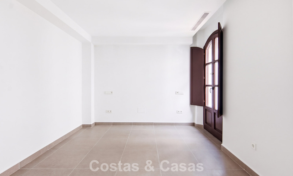 5 maisons mitoyennes exclusives à vendre dans le charmant centre historique d’Estepona 805636