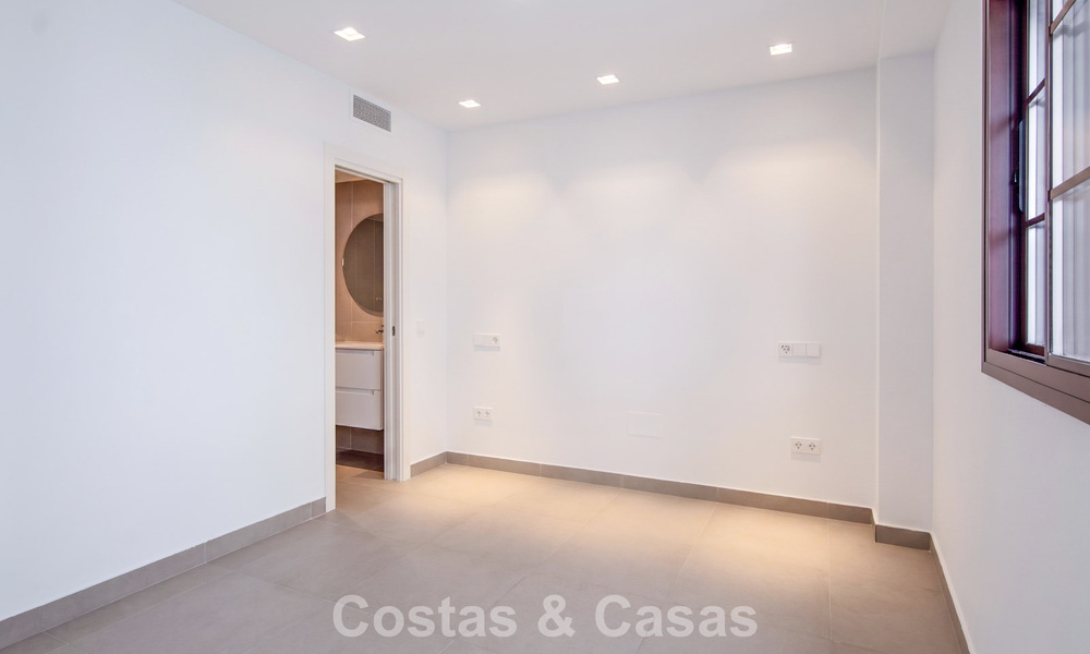 5 maisons mitoyennes exclusives à vendre dans le charmant centre historique d’Estepona 805638