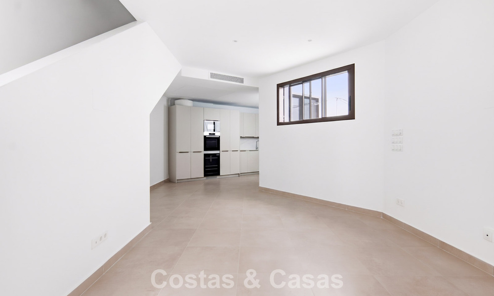5 maisons mitoyennes exclusives à vendre dans le charmant centre historique d’Estepona 805641