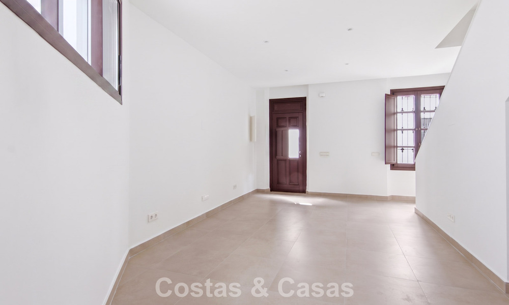5 maisons mitoyennes exclusives à vendre dans le charmant centre historique d’Estepona 805643