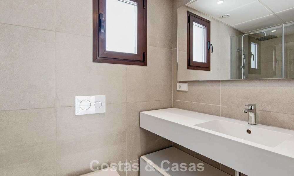 5 maisons mitoyennes exclusives à vendre dans le charmant centre historique d’Estepona 805673