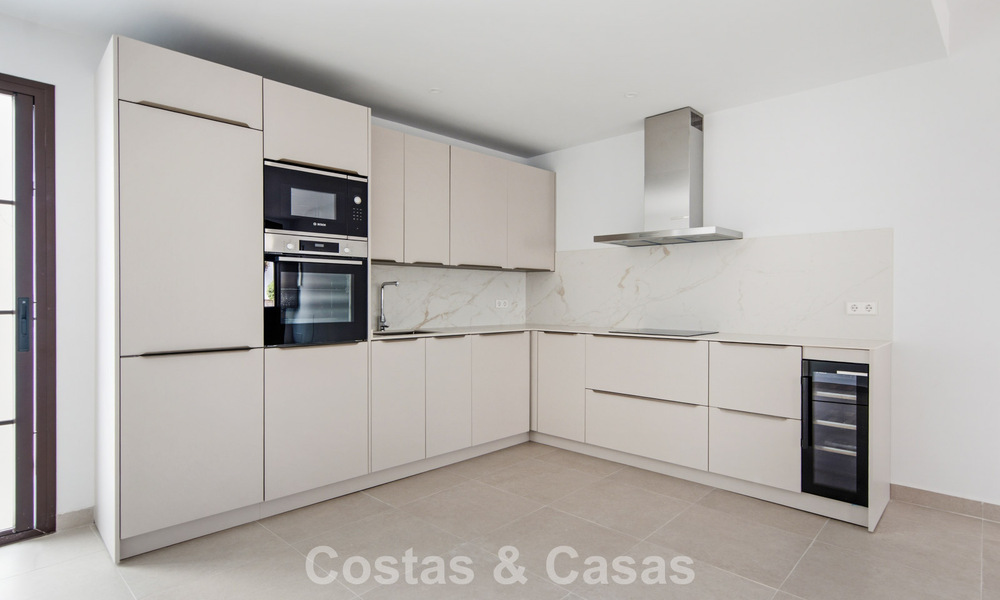 5 maisons mitoyennes exclusives à vendre dans le charmant centre historique d’Estepona 805674
