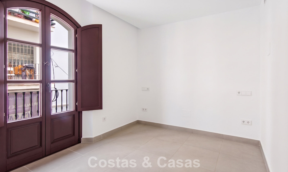 5 maisons mitoyennes exclusives à vendre dans le charmant centre historique d’Estepona 805688