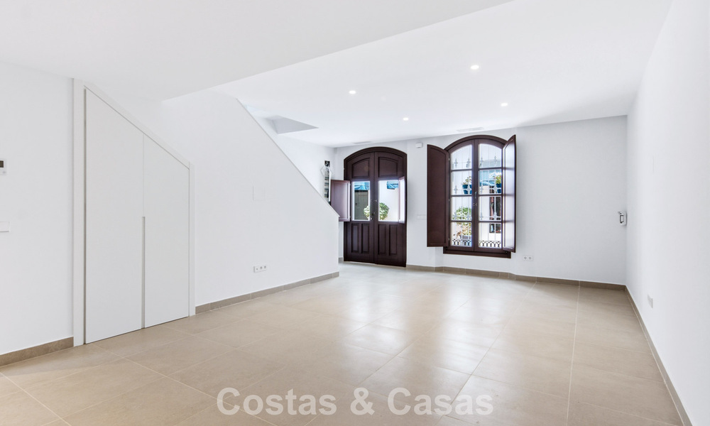 5 maisons mitoyennes exclusives à vendre dans le charmant centre historique d’Estepona 806304