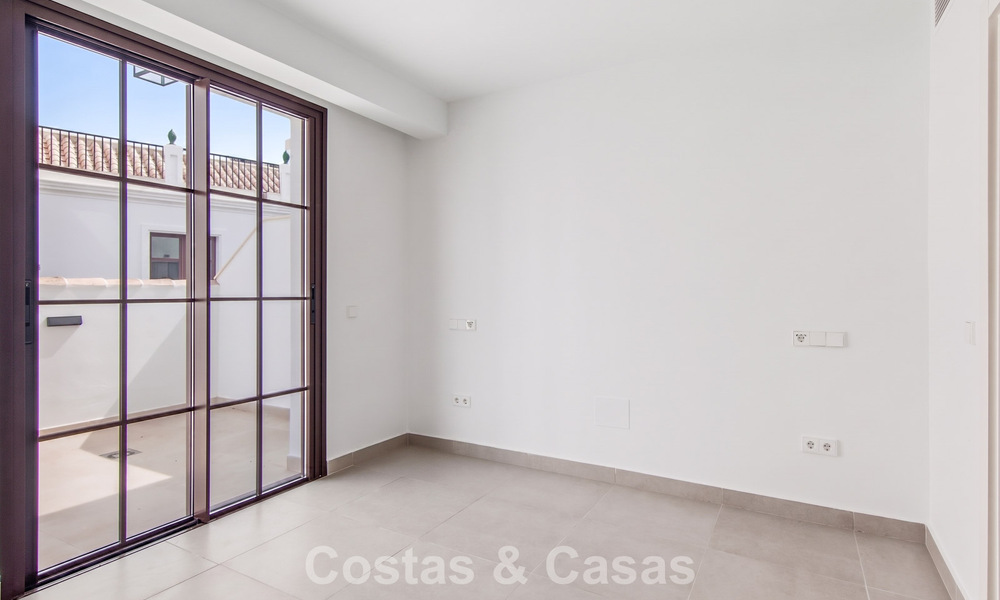 5 maisons mitoyennes exclusives à vendre dans le charmant centre historique d’Estepona 806307