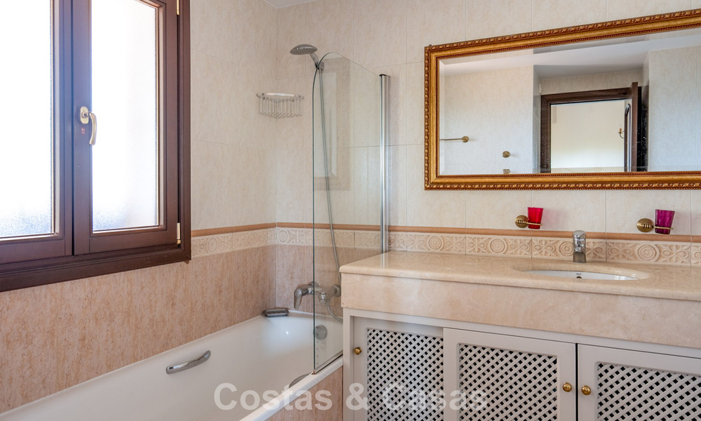 Spacieuse villa andalouse avec vue sur la mer à vendre à El Rosario, Marbella Est 805960