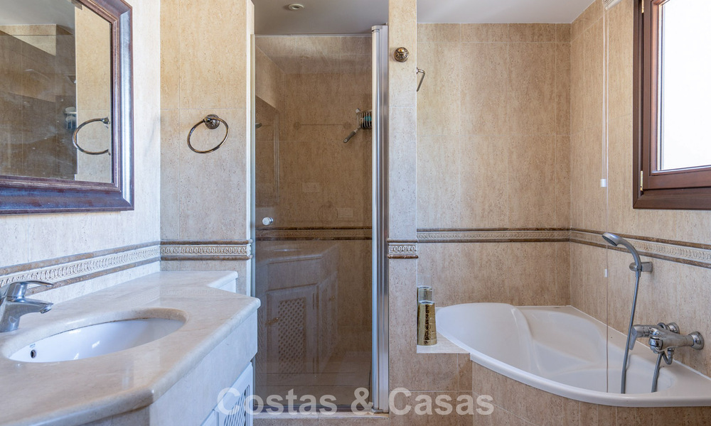 Spacieuse villa andalouse avec vue sur la mer à vendre à El Rosario, Marbella Est 805963