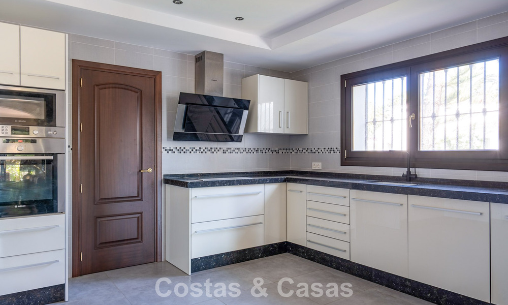 Spacieuse villa andalouse avec vue sur la mer à vendre à El Rosario, Marbella Est 805985