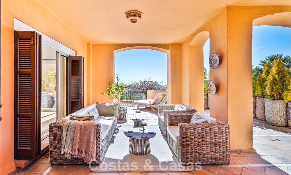 Appartement rénové avec vue panoramique sur la mer à vendre dans la Vallée du Golf de Nueva Andalucía, Marbella 806148
