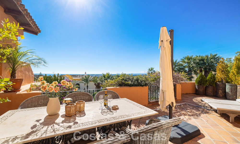 Appartement rénové avec vue panoramique sur la mer à vendre dans la Vallée du Golf de Nueva Andalucía, Marbella 806151