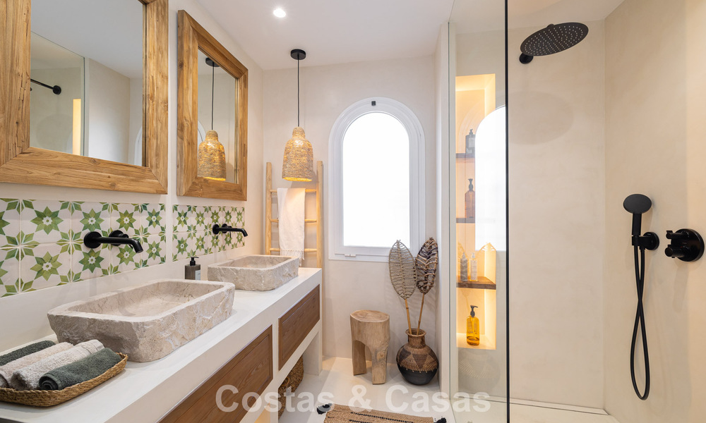 Appartement rénové avec vue panoramique sur la mer à vendre dans la Vallée du Golf de Nueva Andalucía, Marbella 806175