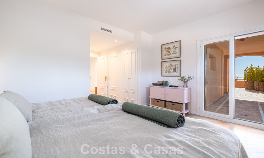 Appartement rénové avec vue panoramique sur la mer à vendre dans la Vallée du Golf de Nueva Andalucía, Marbella 806180