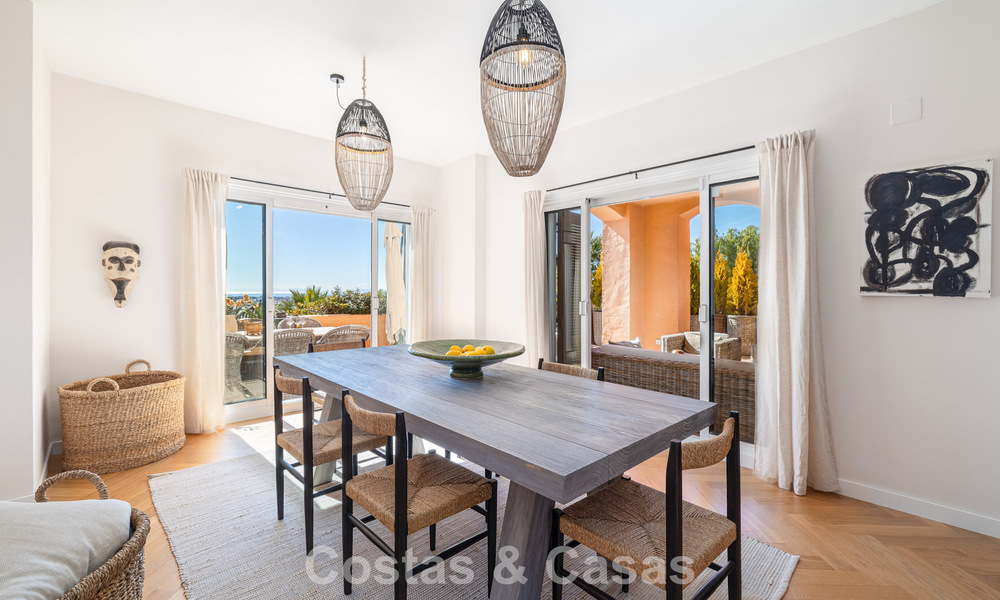 Appartement rénové avec vue panoramique sur la mer à vendre dans la Vallée du Golf de Nueva Andalucía, Marbella 806185