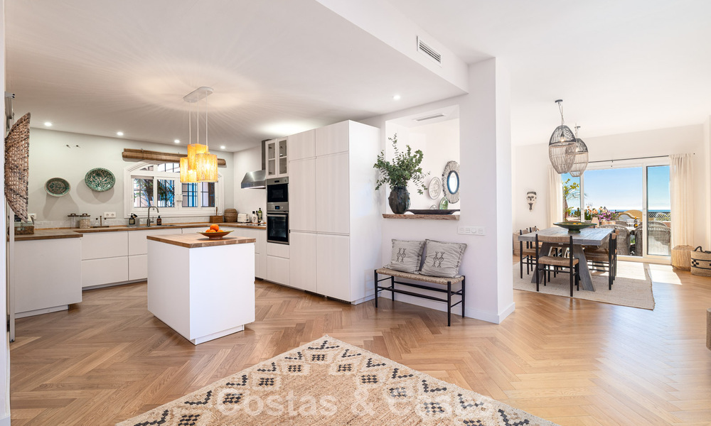 Appartement rénové avec vue panoramique sur la mer à vendre dans la Vallée du Golf de Nueva Andalucía, Marbella 806186