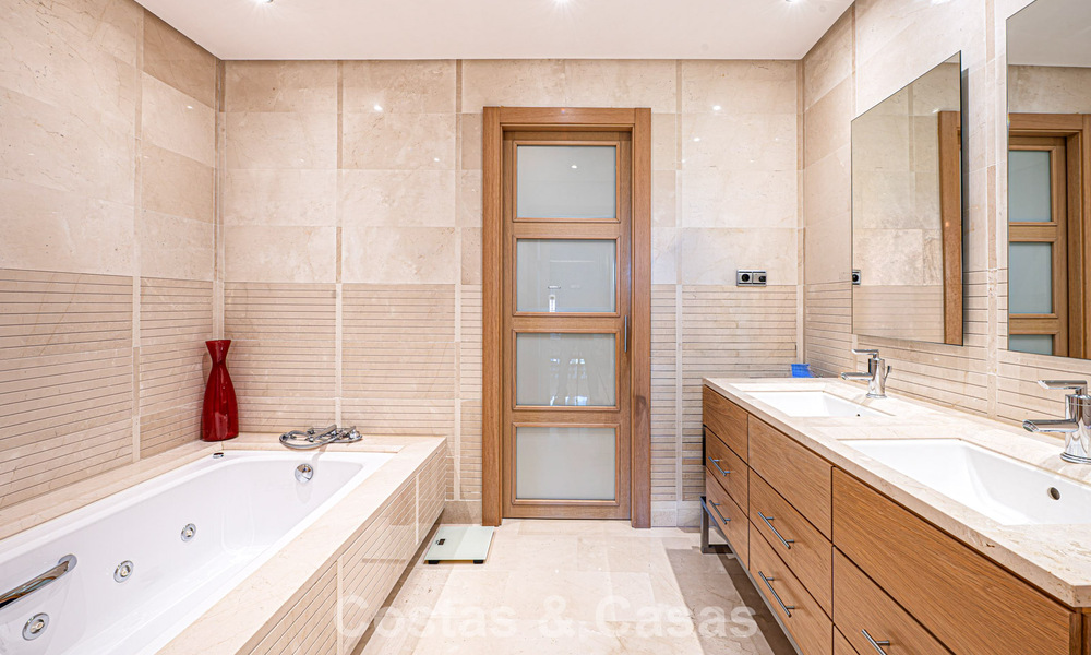 Appartement exclusif en rez-de-chaussée avec jardin privé sur le Golden Mile de Marbella 806217