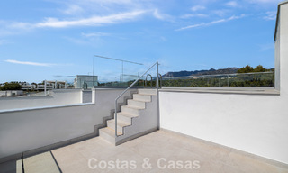 Penthouse duplex de luxe neuf avec piscine privée et vue sur la mer à vendre sur le golf à Marbella Est 806340 
