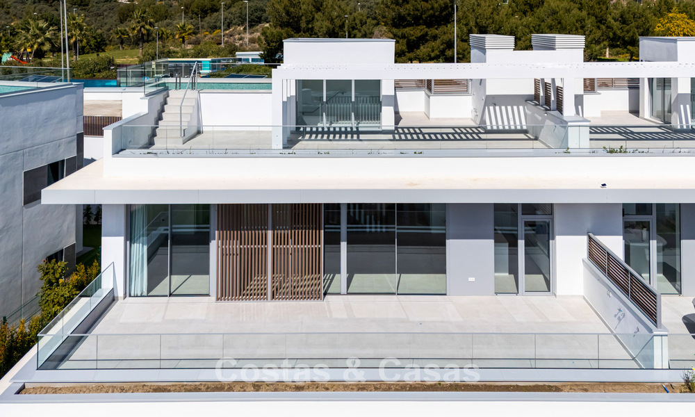 Penthouse duplex de luxe neuf avec piscine privée et vue sur la mer à vendre sur le golf à Marbella Est 806342