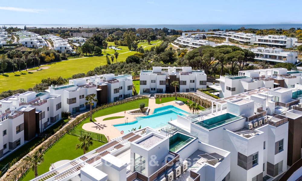 Penthouse duplex de luxe neuf avec piscine privée et vue sur la mer à vendre sur le golf à Marbella Est 806344