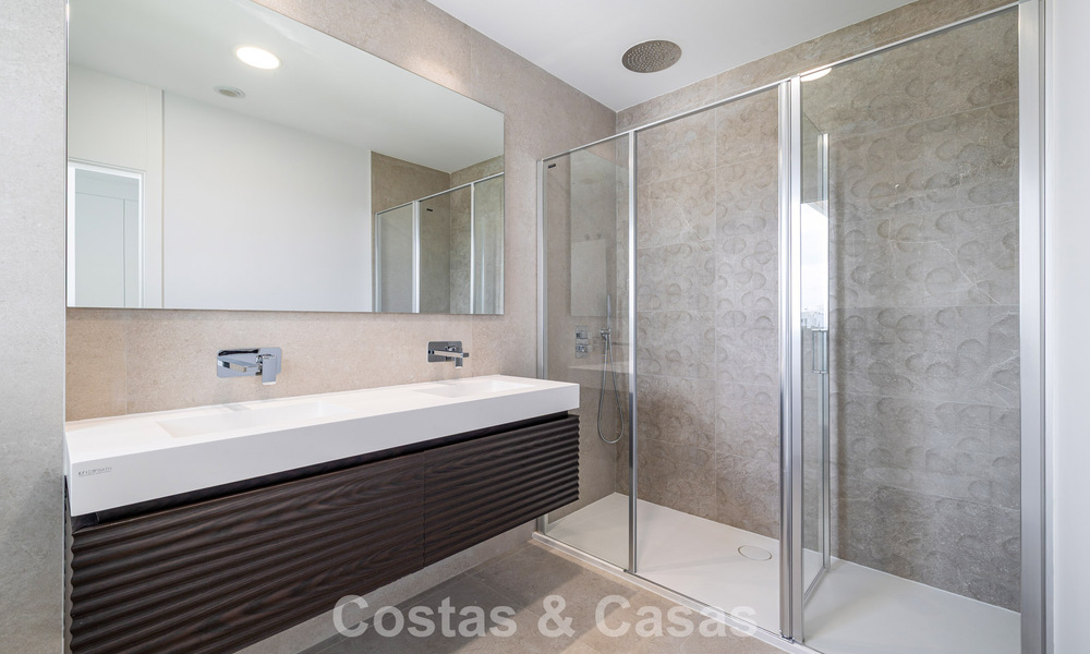 Penthouse duplex de luxe neuf avec piscine privée et vue sur la mer à vendre sur le golf à Marbella Est 806361