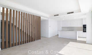 Penthouse duplex de luxe neuf avec piscine privée et vue sur la mer à vendre sur le golf à Marbella Est 806365 