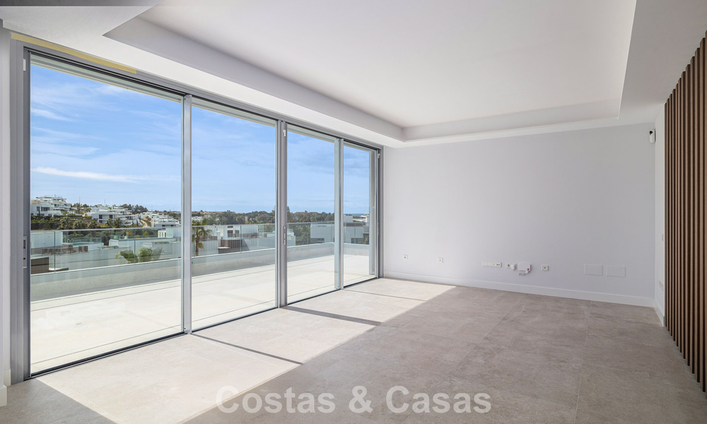 Penthouse duplex de luxe neuf avec piscine privée et vue sur la mer à vendre sur le golf à Marbella Est 806366