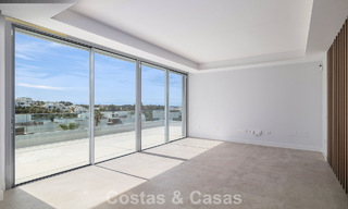 Penthouse duplex de luxe neuf avec piscine privée et vue sur la mer à vendre sur le golf à Marbella Est 806366 