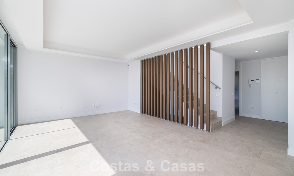 Penthouse duplex de luxe neuf avec piscine privée et vue sur la mer à vendre sur le golf à Marbella Est 806367
