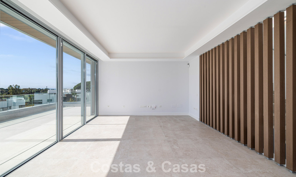 Penthouse duplex de luxe neuf avec piscine privée et vue sur la mer à vendre sur le golf à Marbella Est 806368