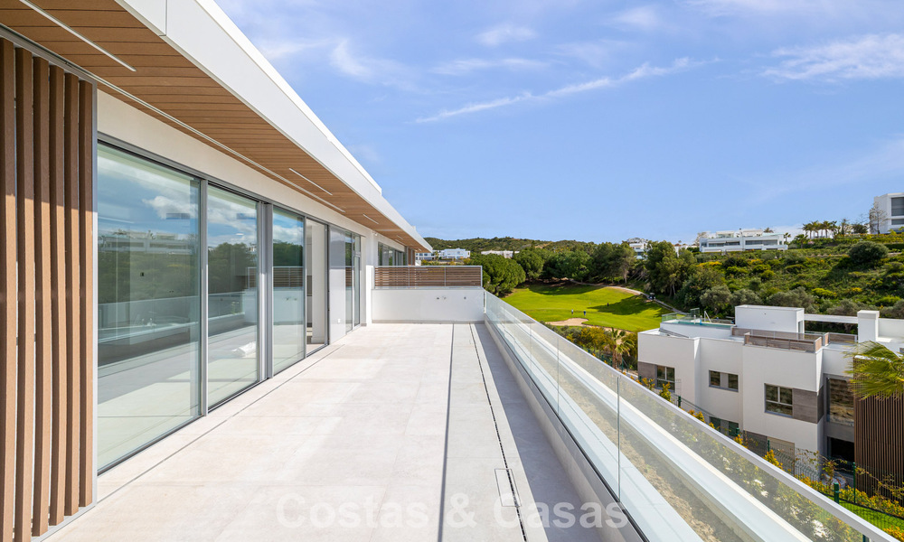 Penthouse duplex de luxe neuf avec piscine privée et vue sur la mer à vendre sur le golf à Marbella Est 806370